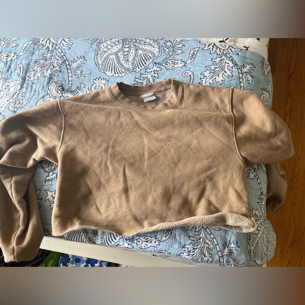 ARITZIA CROPPED SWEATSHIRT! TNA BRAND. Size M